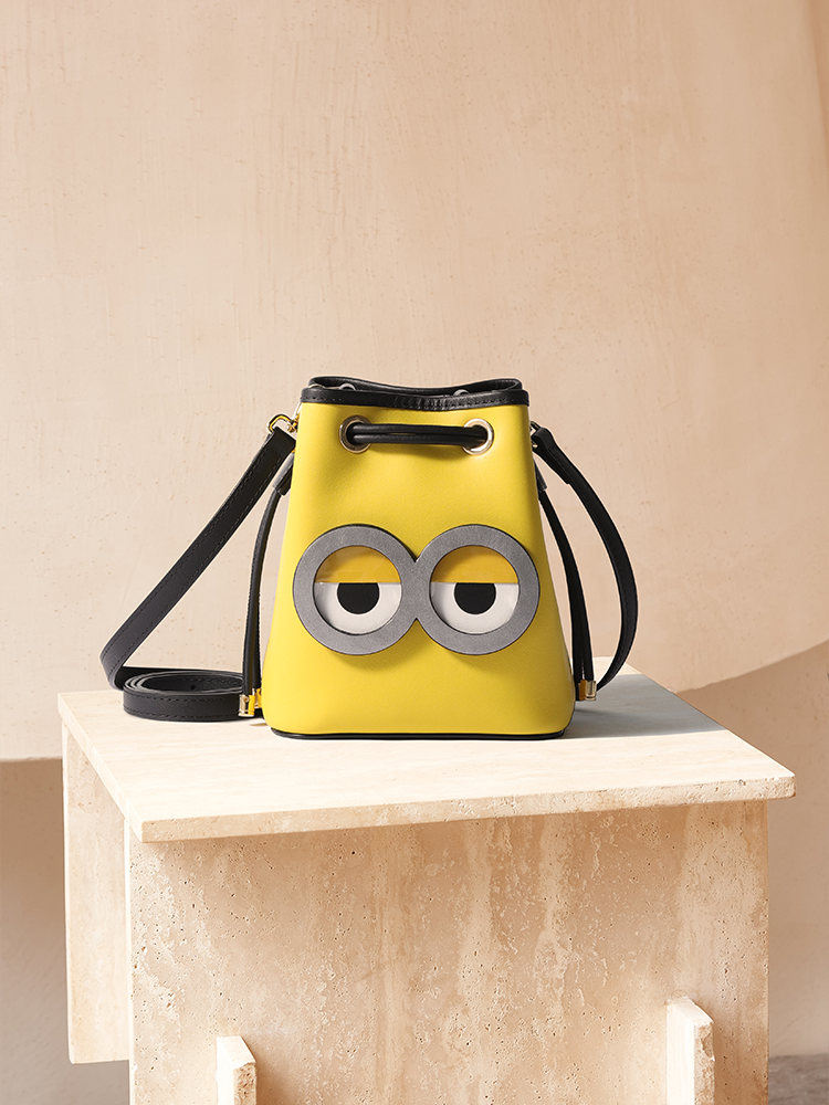 Minions 牛仔布配牛皮革斜揹袋