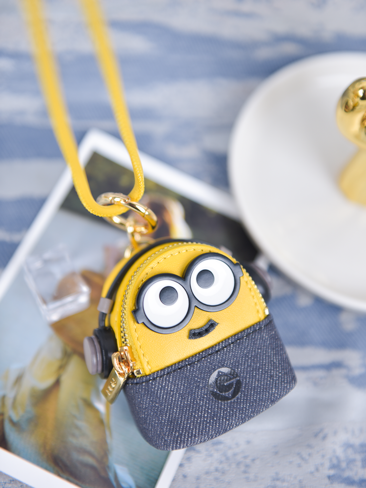 Minions 織物鑲牛皮革迷你側孭袋